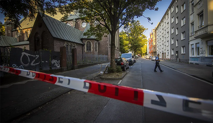 Alman polisi elinde bıçak olan genci öldürdü