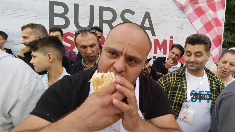 Bursa’da 10 dakikada 16 metre börek yedi! 5 bin liralık ödülü kazandı