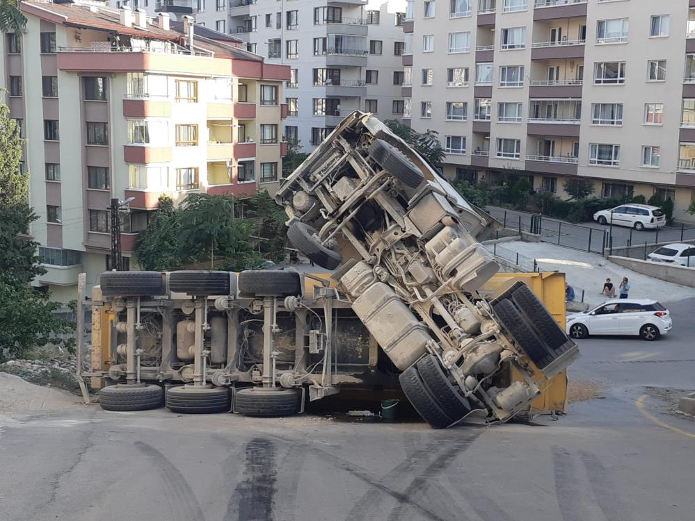 Hafriyat kamyonu devrildi, faciadan dönüldü