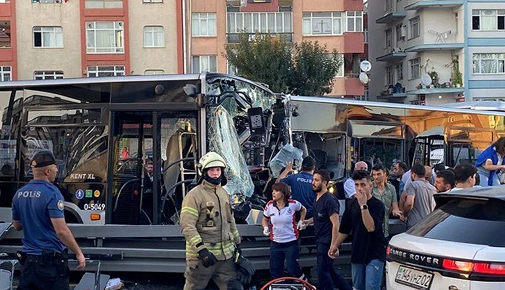 İstanbul’da iki metrobüs kafa kafaya çarpıştı