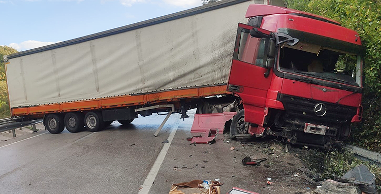 Bursa’da TIR bariyerlere çarptı, yol ulaşıma kapandı