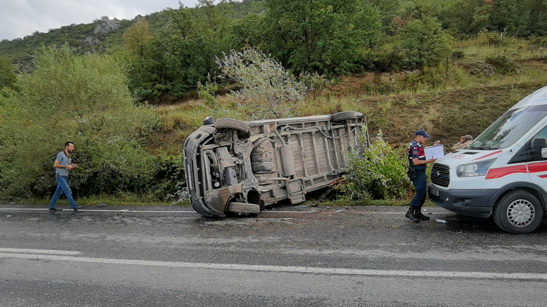 Bursa’da fabrika işçilerinin taşındığı servis minibüsü devrildi: 7 yaralı