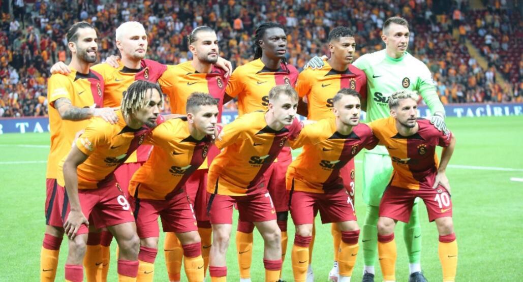 Galatasaray’da 4 futbolcuyla görüşmelere başlandı