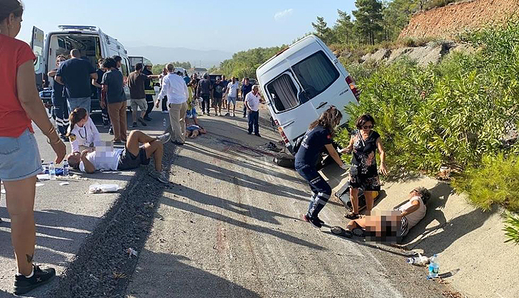 Tur otobüsü kaza yaptı: 1’i ağır 10 yaralı