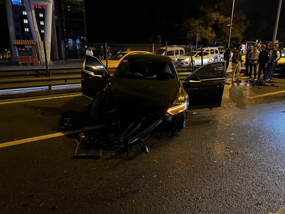 Kaza yapan otomobilin motoru yol ortasına düştü