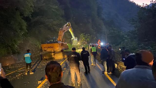 Rize’de heyelan: Ayder yolu trafiğe kapandı