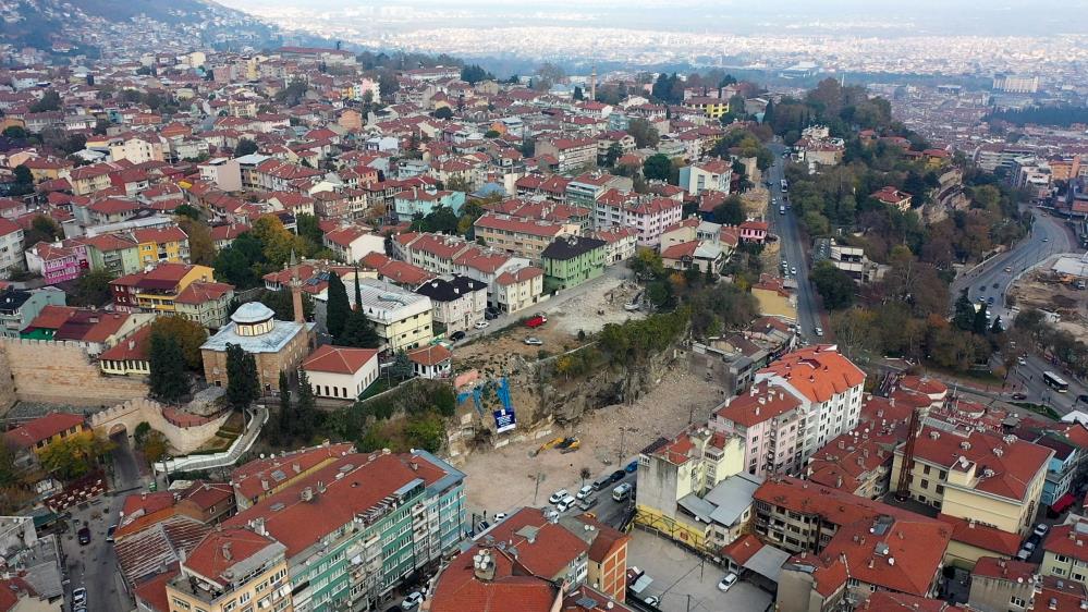 Bursa’da binalar yıkılıyor, tarihi surlar ortaya çıkıyor