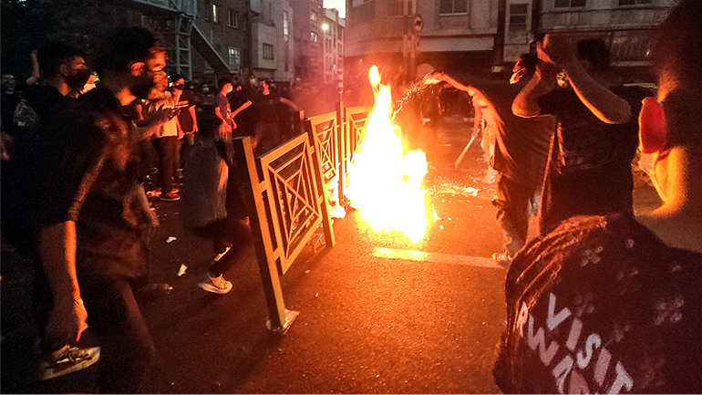 İran’daki protestolarda devrim muhafızları komutanı öldürüldü