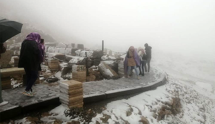 Nemrut Dağı’nda turistlere kar sürprizi