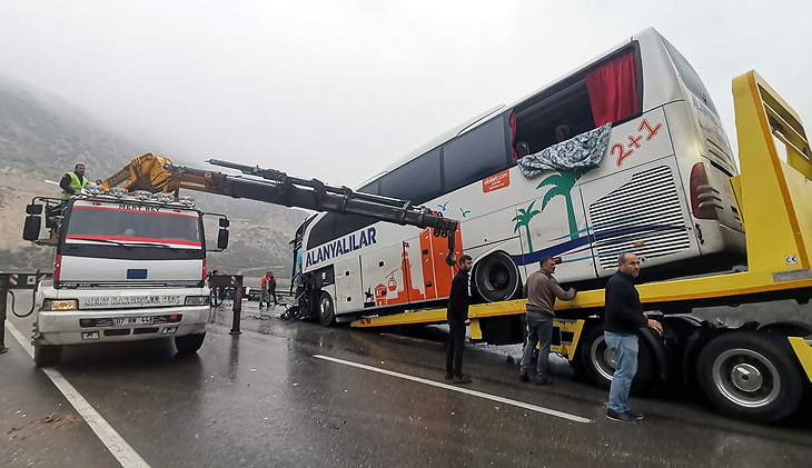 Yolcu otobüsü TIR’a arkadan çarptı: 9 yaralı