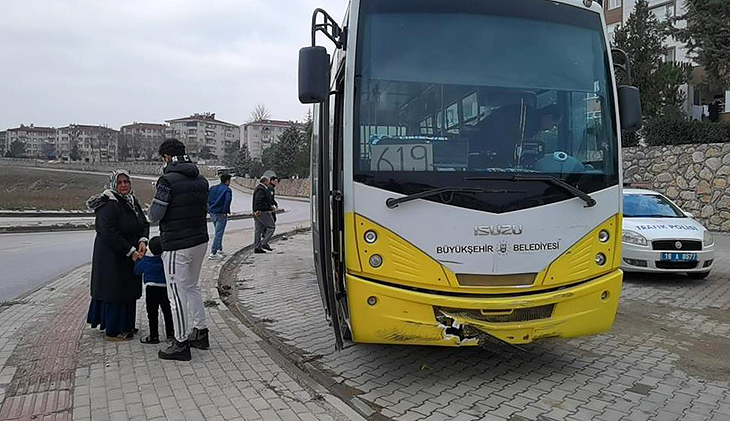 Halk otobüsüyle çarpışan motosikletin sürücüsü hayatını kaybetti