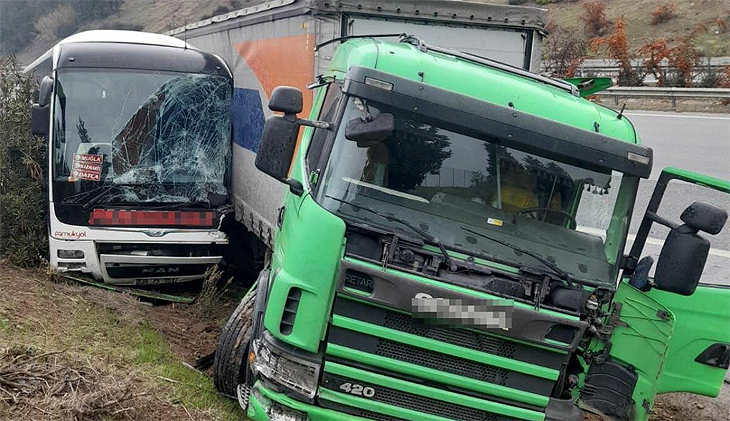 Yolcu otobüsü TIR’la çarpıştı: 4 yaralı