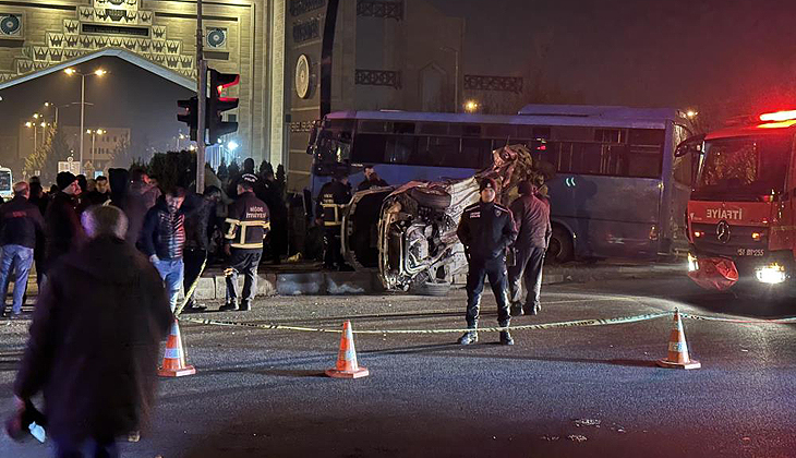 Niğde’de özel halk otobüsü ile otomobil çarpıştı: 16 yaralı