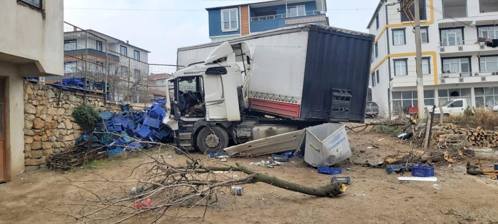 Bursa’da TIR evin bahçesine girdi