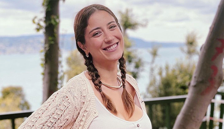 Hazal Kaya’dan karnı burnunda pozlar…