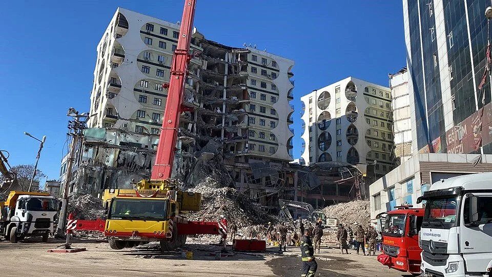 Yakalama kararı bulanan 2 müteahhit, yaptıkları binalarda öldü