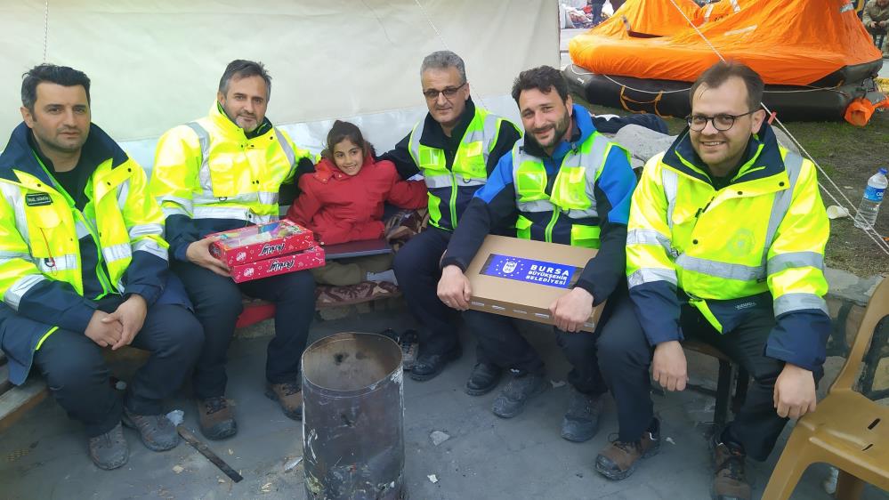 Depremzede Melek’in isteği bilgisayar teslim edildi