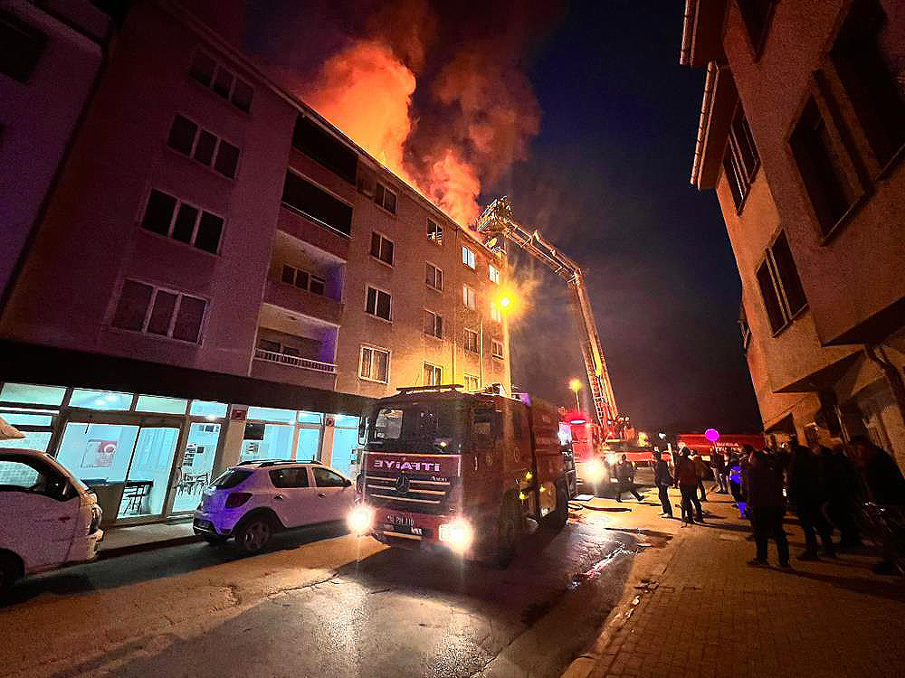 Bursa’da korkutan yangın! Kısa sürede tüm çatıyı sardı