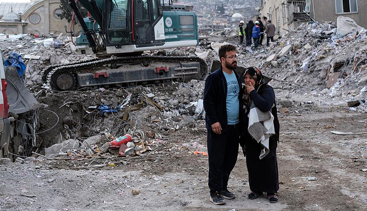 Depremde değil enkaz başında hayatını kaybetti