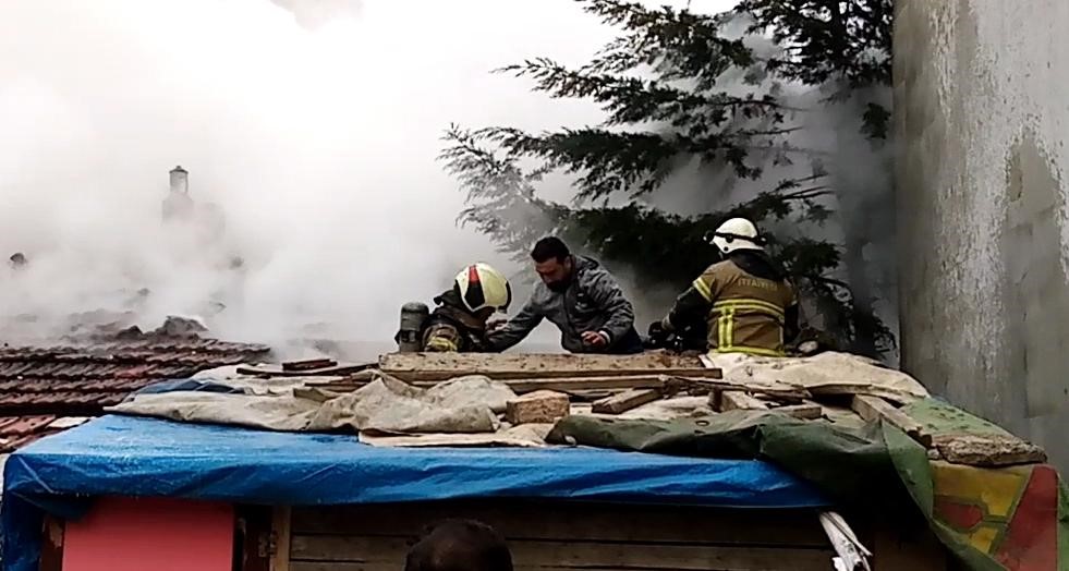 Bursa’da korku dolu anlar: 3 itfaiye eri çatıdan evin içine düştü