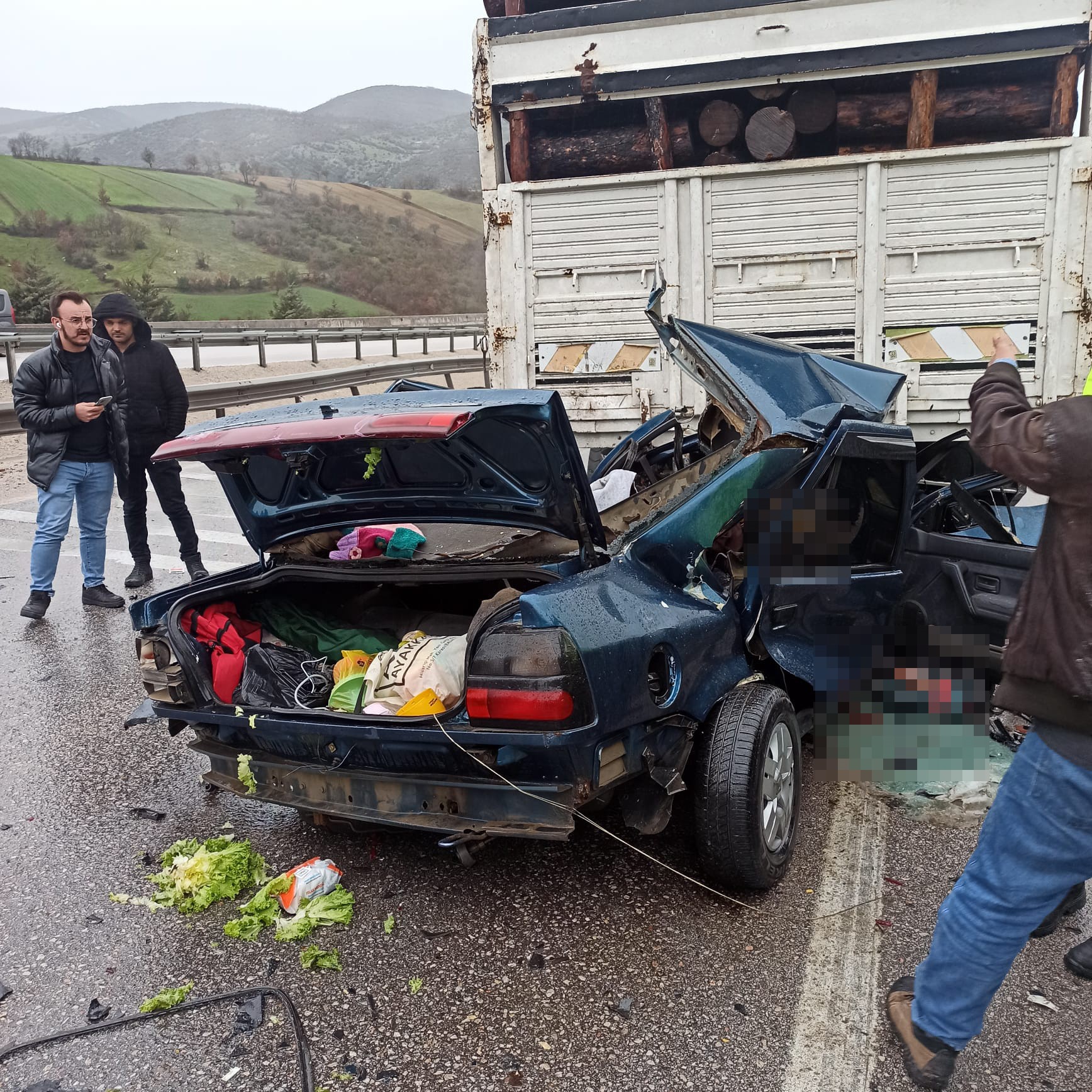 Feci kaza: Otomobil kamyona çarptı; 2 ölü 6 yaralı