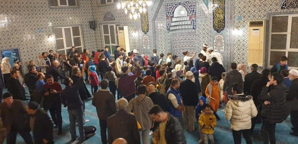 Bursa’da teravih namazına katılan çocuklar hediyelerle seviniyor