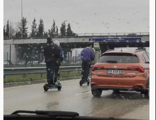 Bursa’da gençlerin tehlikeli scooter yolculuğu