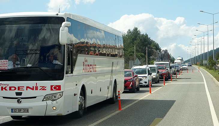 Muğla’da bayram hareketliliği başladı; uzun araç kuyrukları oluştu