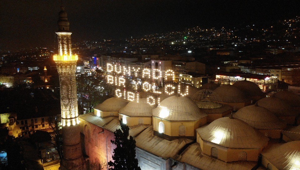 Bursa Ulu Cami’deki 624 yıllık mahya değiştirildi