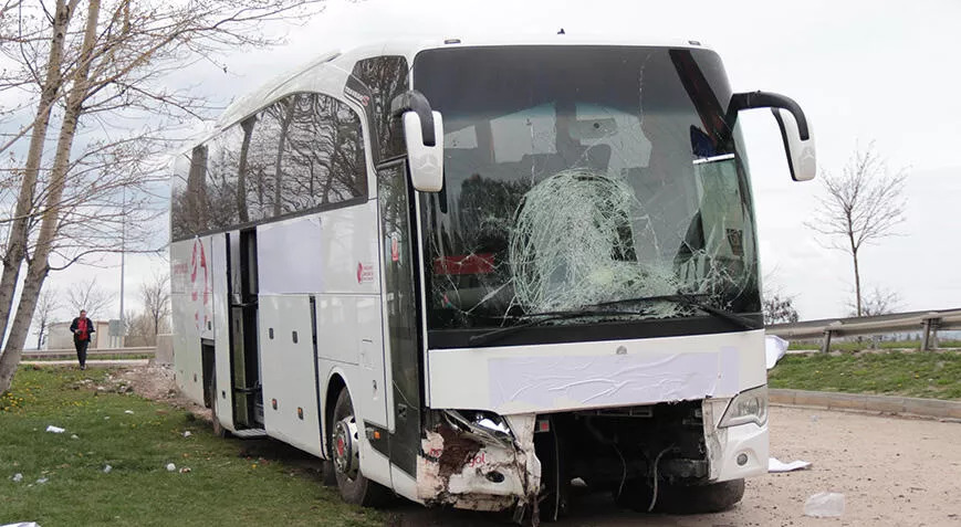 Yolcu otobüsü, beton blok ve bariyerlere çarptı! 17 kişi yaralandı