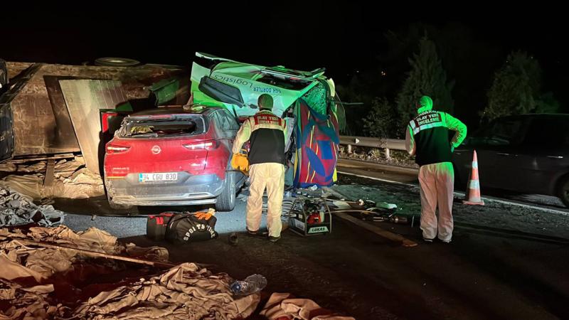 Anadolu Otoyolu’nda TIR ile otomobil çarpıştı: 2 ölü, 4 yaralı