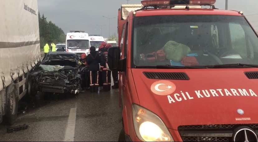 Bursa’da feci kaza: TIR’a ok gibi saplandı, kurtarılamadı!