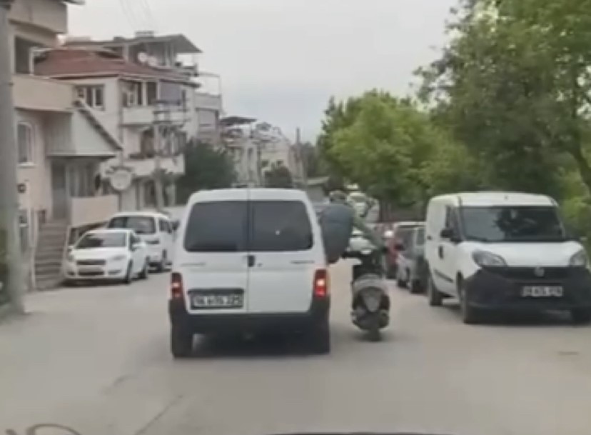 Bursa’da faciaya davetiye… Motoru araç camından sarkarak taşıdı