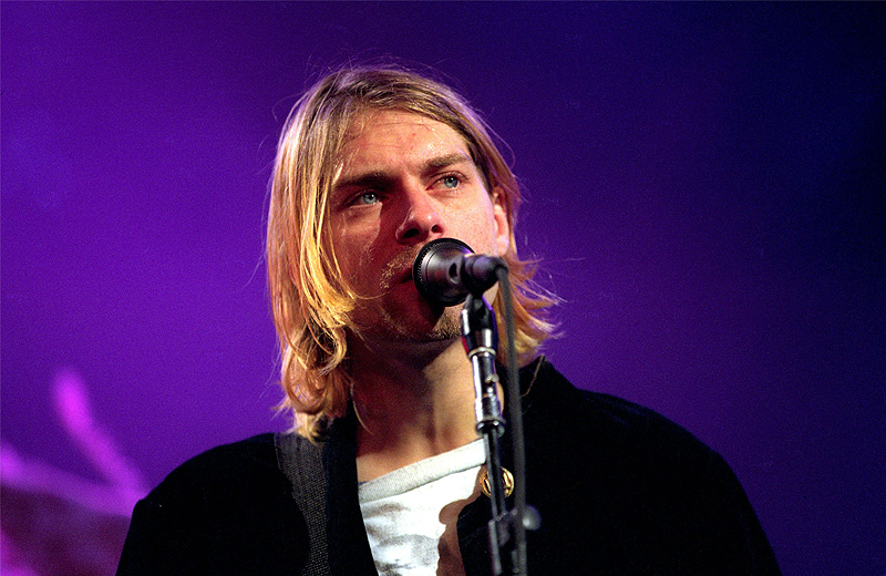 Kurt Cobain’in parçaladığı gitar rekor fiyata satıldı