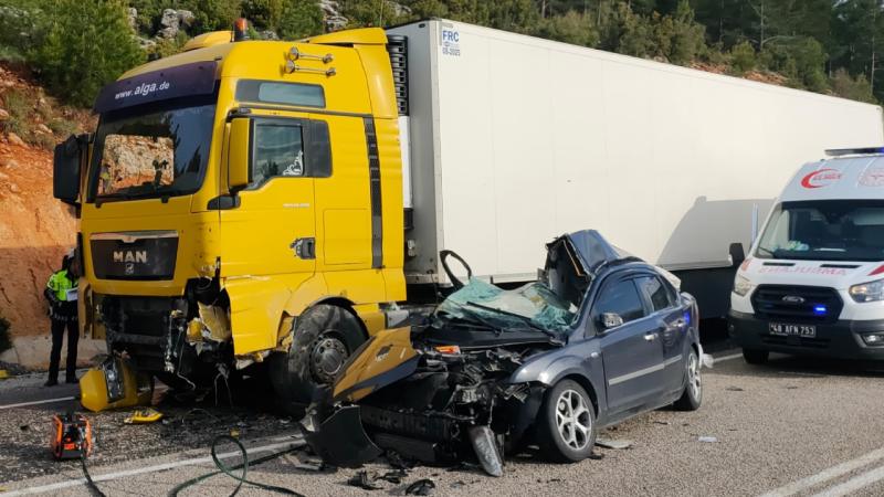 Muğla’da TIR’la çarpışan otomobil paramparça oldu: 1 ölü, 2 yaralı