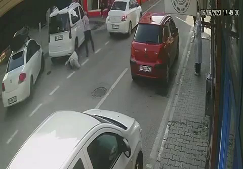 Bursa’da otomobilin çarptığı kişi metrelerce sürüklendi