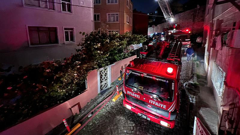 Fatih’te metruk binada çıkan yangın kontrol altına alındı