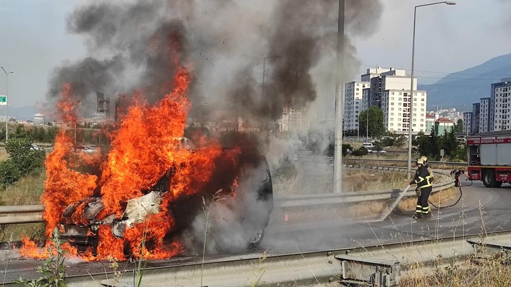 Bursa’da panik anları: Seyir halindeki otomobil alev aldı