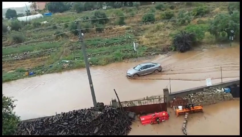 Bursa’da şiddetli yağış dereleri taşırdı