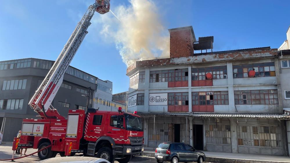 Bursa’da 3 katlı mobilya atölyesinin terası alevlere teslim oldu