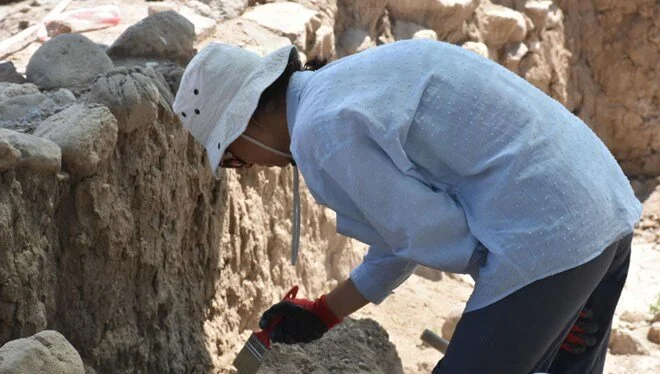 Yeşilova Höyüğü’nde 8 bin yıllık sayı taşı ve balta bulundu