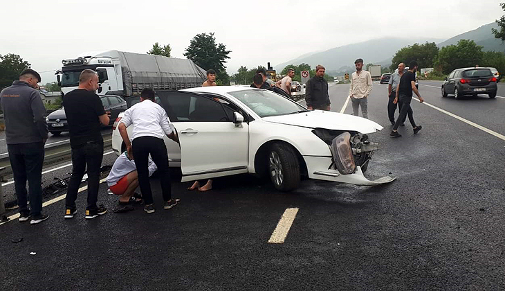 Bursa’da korkutan kaza: Otomobil bariyerlere girdi