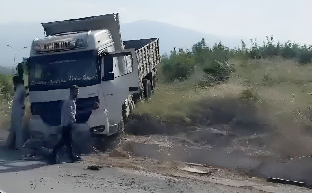 Bursa’da korkutan kaza: Freni patlayan kamyon yoldan çıktı