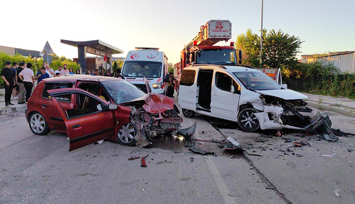 Bursa’da hafif ticari araç ile otomobil kafa kafaya çarpıştı