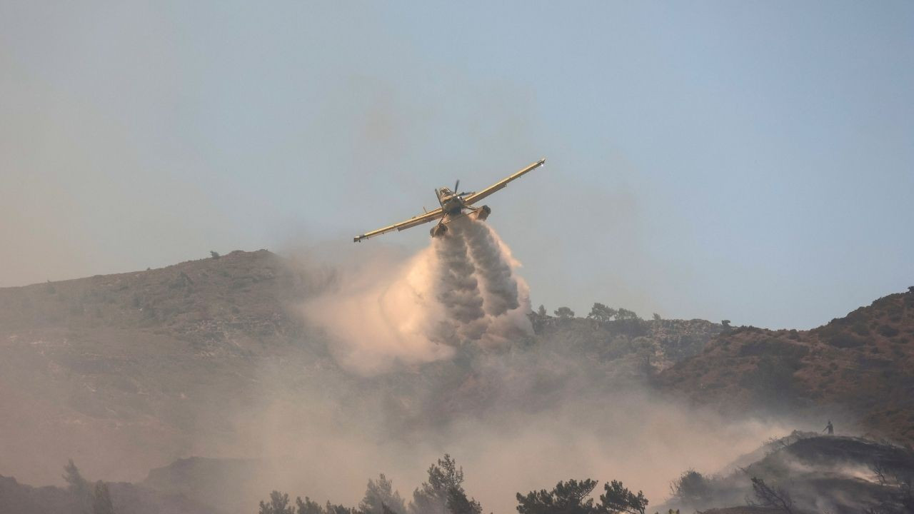 Yunanistan’da düşen yangın söndürme uçağındaki 2 pilot hayatını kaybetti