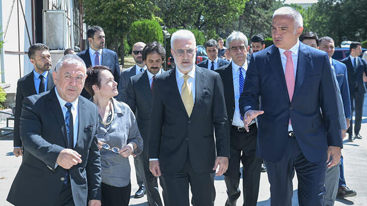 Bakan Ersoy, Devlet Tiyatroları’nın atölye sahnesini ziyaret etti