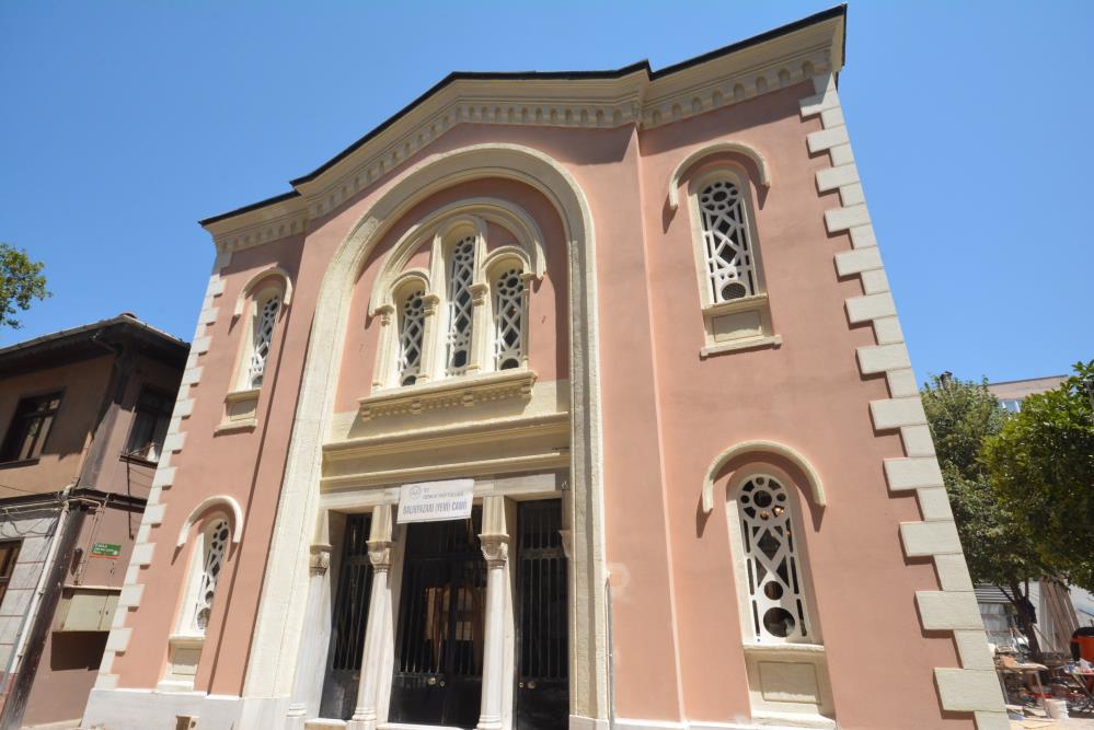 Gemlik’in sembollerinden Balıkpazarı Camii ibadete açıldı