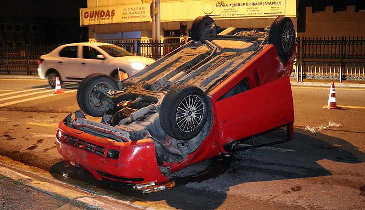 Takla atan otomobili bırakıp kaçtı