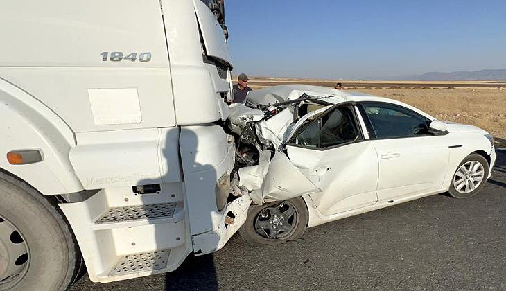 TIR’ın çarptığı otomobil metrelerce sürüklendi: 1 ölü, 2 yaralı