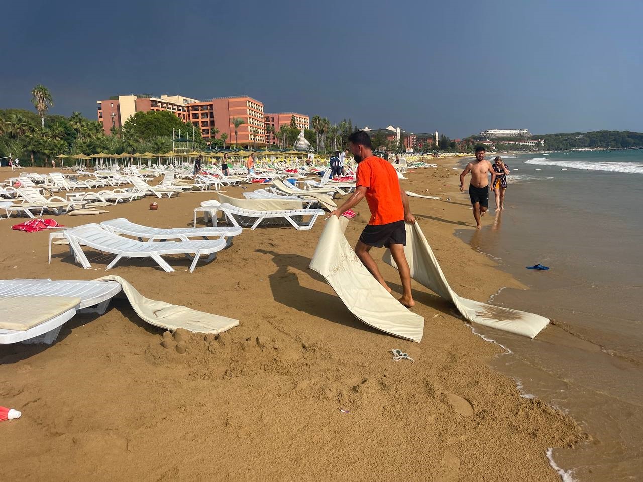 Alanya’da tatilcilere sağanak yağış ve fırtına şoku